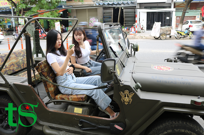 cho-thue-xe-jeep-tai-da-nang-hoi-an-hue-(3)