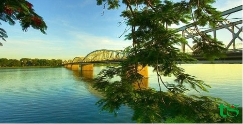 Vẻ đẹp thơ mộng của sông Hương- núi Ngự xứ Huế Thương 