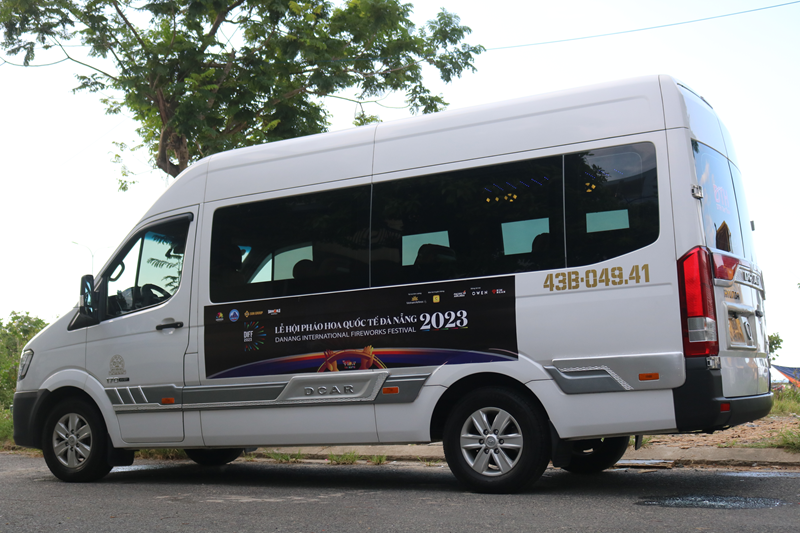 ve-xe-bus-limousine-9-cho-da-nang-hue-don-tra-tan-noi-(1)